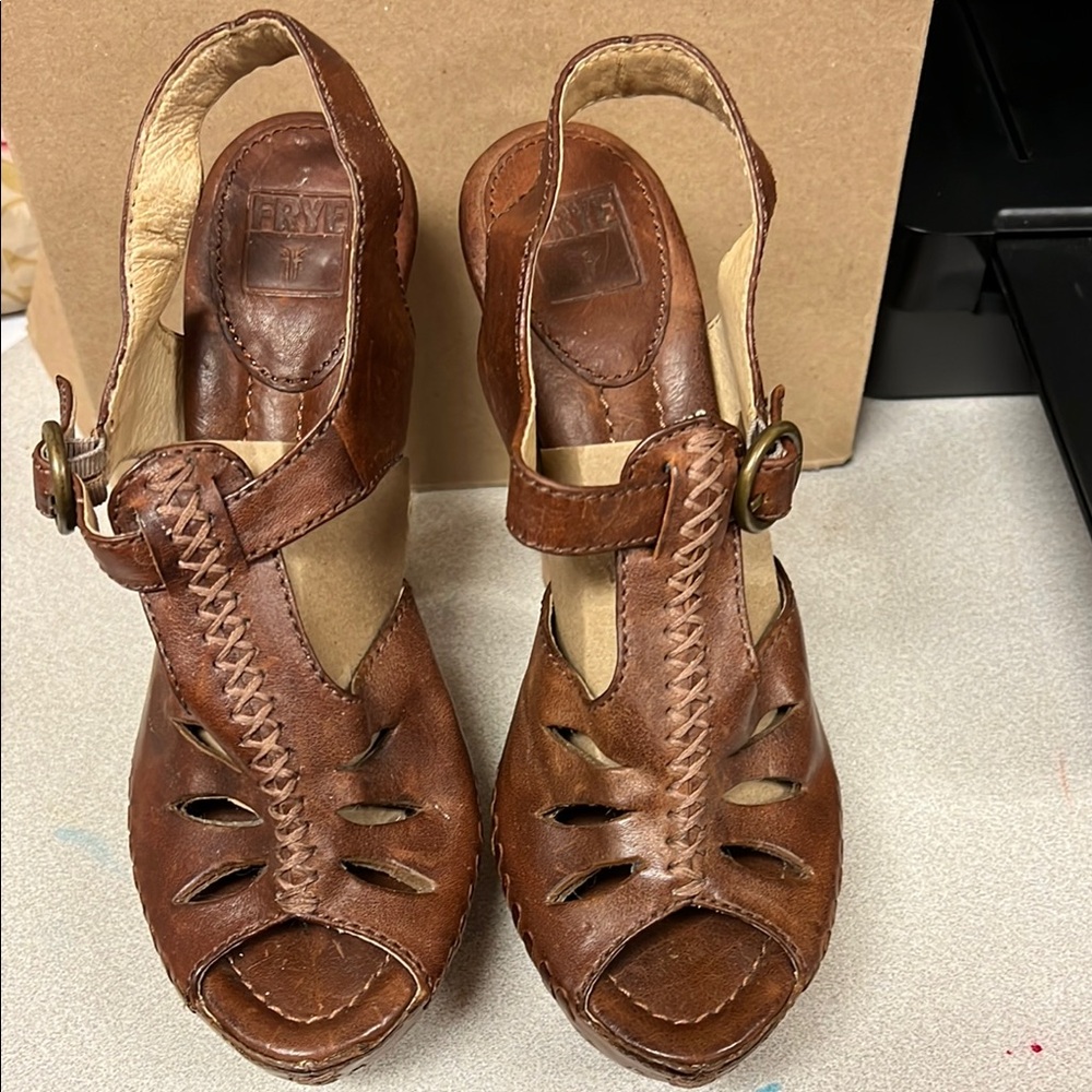 Frye Brown Leather Sandals with Open-Toe Design
